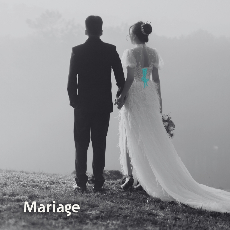 organisation d'événements : couple de mariés élégants lors d'une cérémonie en extérieur.