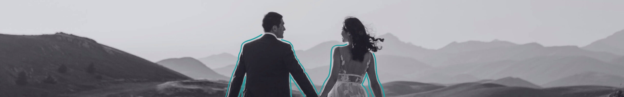 Couple de mariés marchant