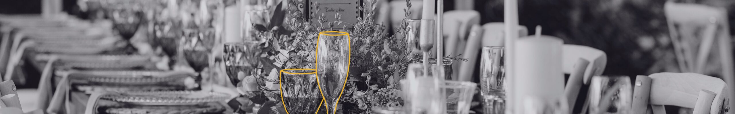 Mise en scène d'une table de mariage avec fleurs et bougies, réalisée par vos wedding planner Angers dans le Grand Ouest.