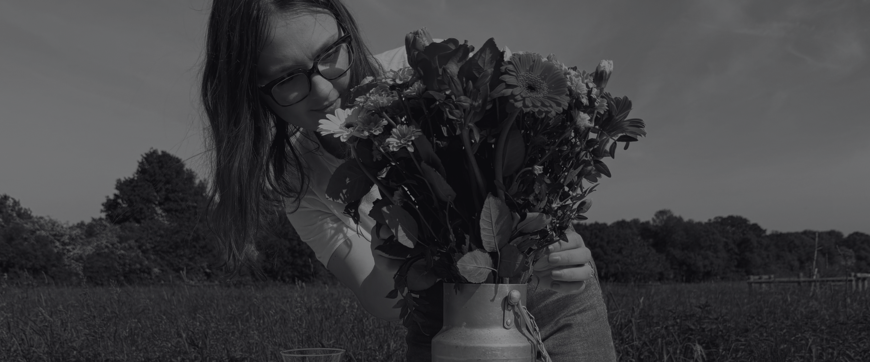 Alexia, wedding planner chez Hyppa Events, ajuste un bouquet lors de la préparation d'un mariage.