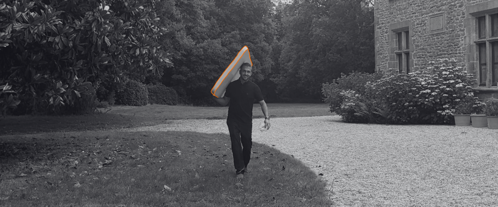 Louis, wedding planner chez Hyppa Events, déplace un buffet entre le vin d'honneur et la réception afin de préparer l'espace pour la suite des festivités.